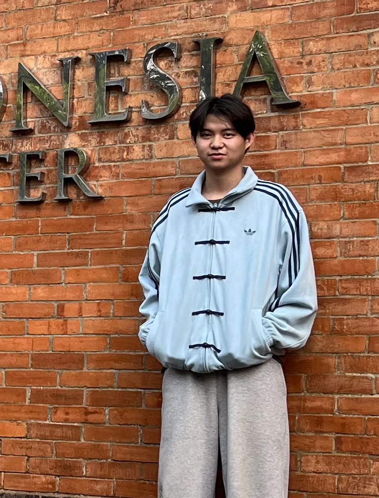 Ariq Ardian standing in front of the Universitas Indonesia Faculty of Computer Science wall